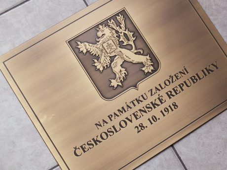 realizace - Mosazná pamětní tabule se státním znakem Československé republiky