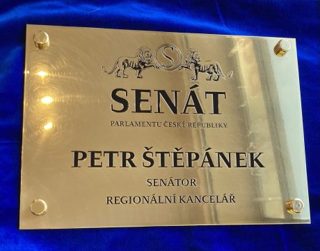 realizace - Úřední mosazná tabule označující regionální kancelář senátora Petra Štěpánka