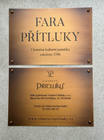 realizace - Sada dvou mosazných tabulí Fara Přítluky a Vinařství Přítluky