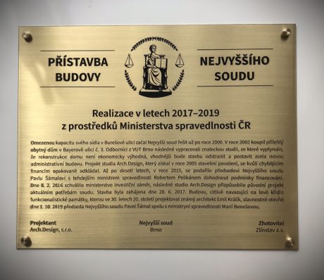 realizace - Mosazná pamětní tabule Přístavba budovy Nejvyššího soudu