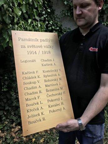 realizace - Mosazná pamětní tabule Památník padlým za světové války 1914–1918