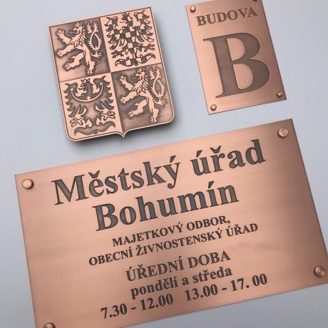 realizace - Velký státní znak České republiky a úřední deska označující Městský úřad Bohumín