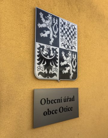 realizace - Velký státní znak a úřední tabule označující Obecní úřad Otice
