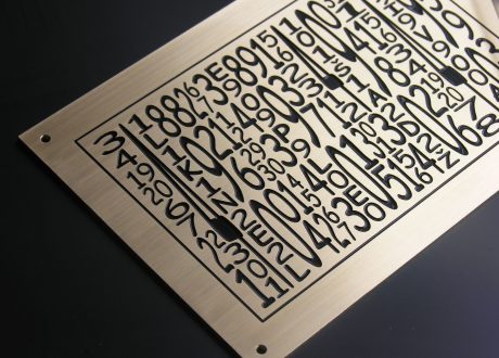 realizace - Dekorativní tabule s vygravírovanými čísly.